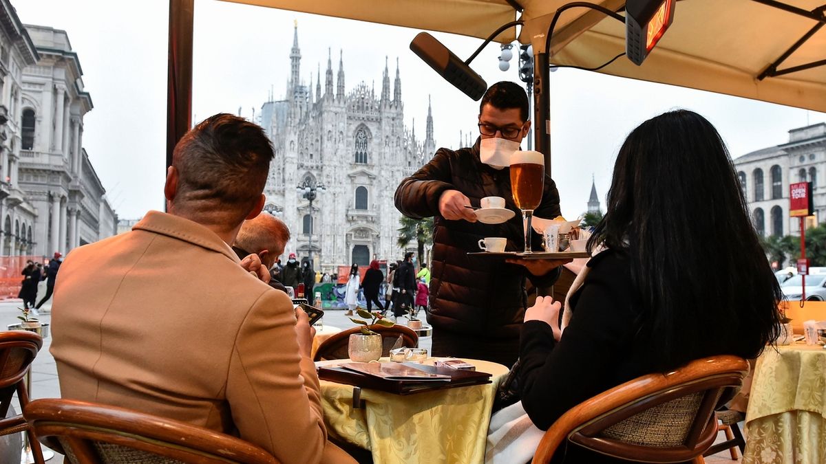 Italové vzali otevřené restaurace a obchody ztečí